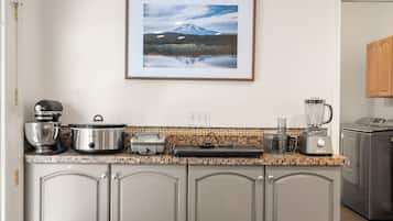Réfrigérateur, four à micro-ondes, un four, surface de cuisson