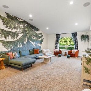 Smart TV - Private 6.5 acre property with private creek, EV Charger, Hot Tub, Game Room, Cottage (White Salmon)