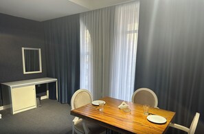 Luxury Suite | Desk, soundproofing, free WiFi - Amber Hotel (Baku)