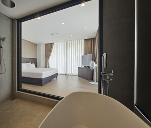 Luxury Double Room, Bathtub, Sea View | Bathroom | Free toiletries, hair dryer, slippers, bidet