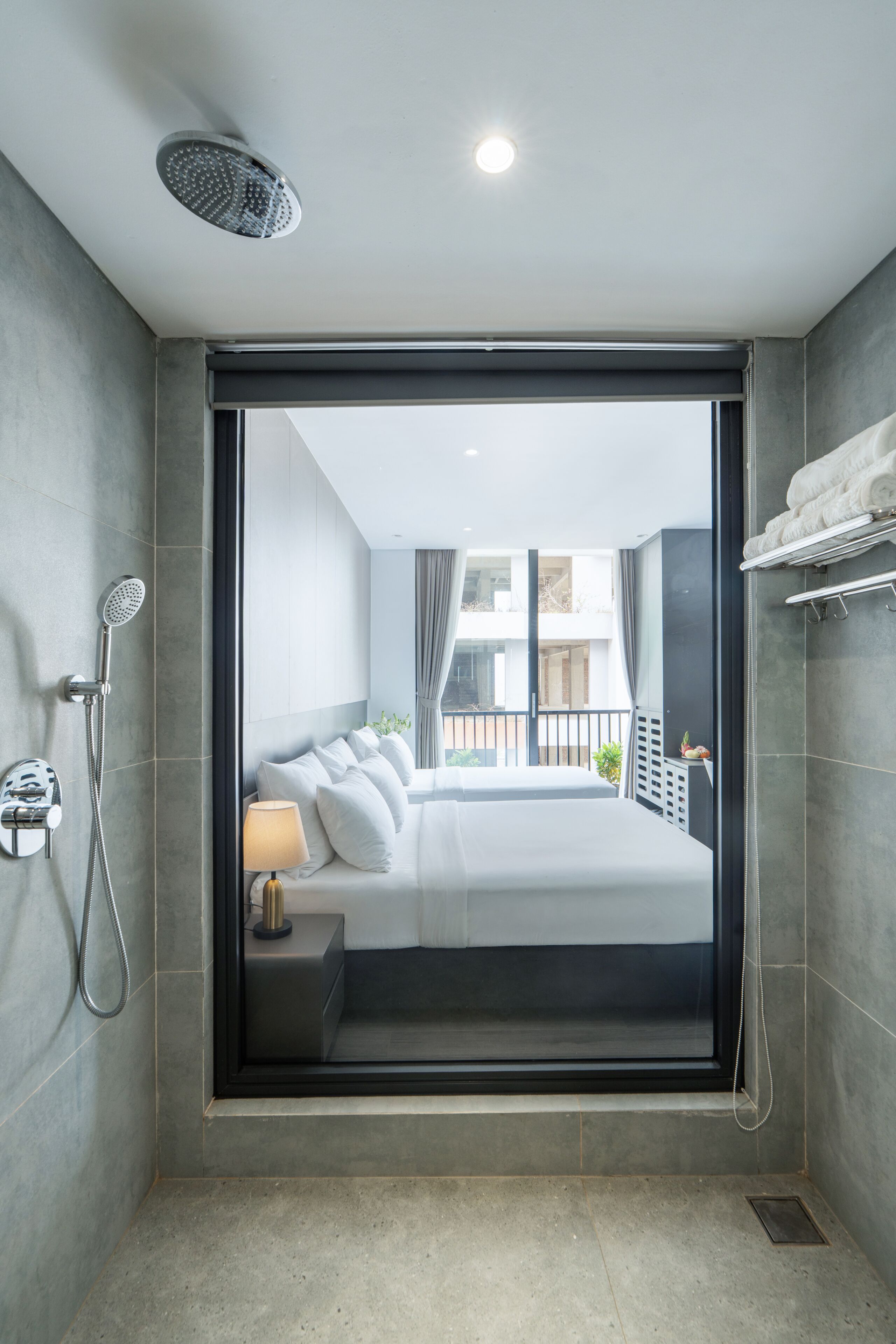 Kamar Triple Deluks, pemandangan kota | Kamar mandi | Perlengkapan mandi desainer, pengering rambut, jubah mandi, dan sandal