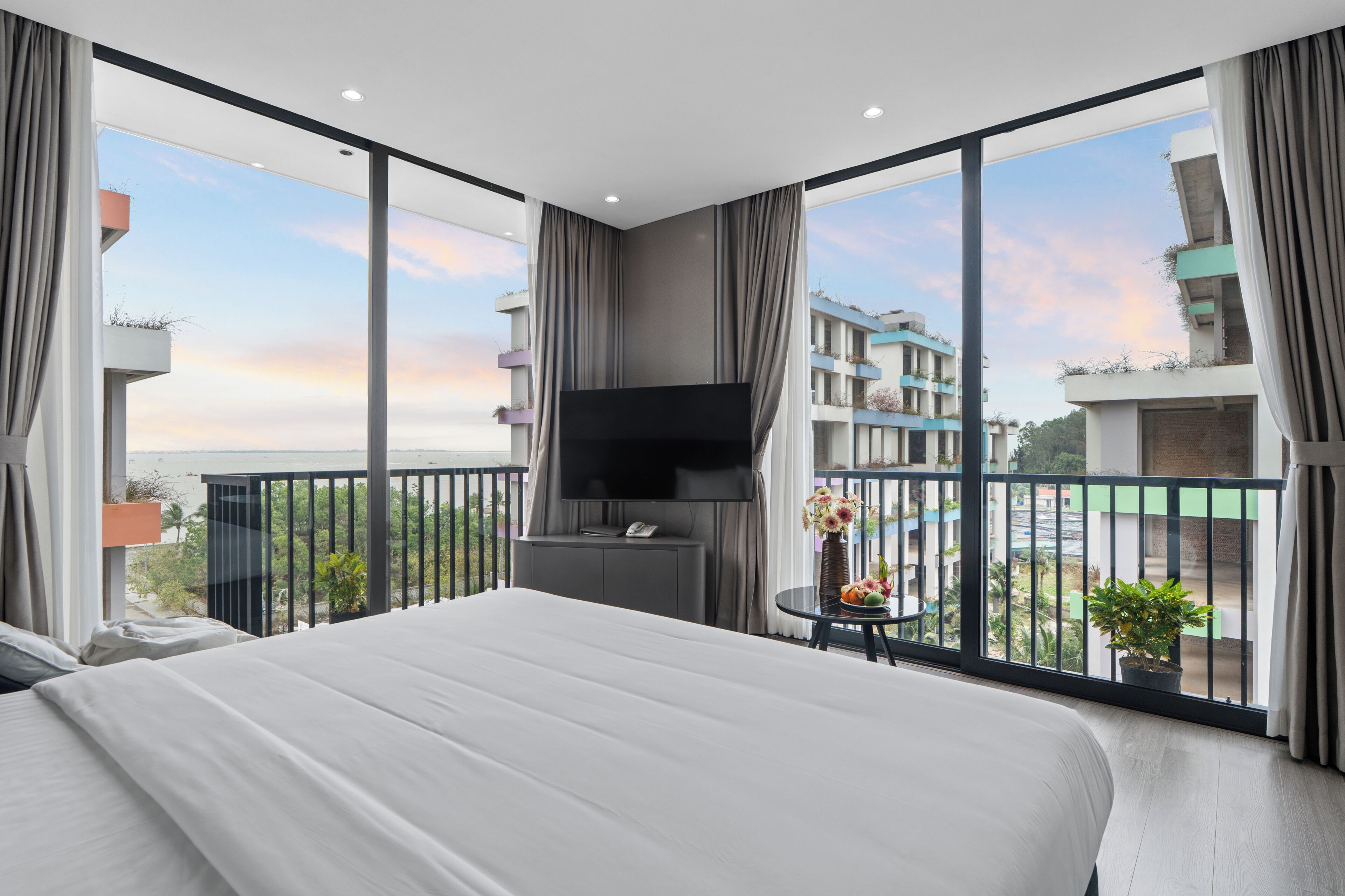 Luxury Double Room, Bathtub, Sea View | Minibar, in-room safe, desk, laptop workspace
