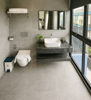 Chambre Double Deluxe, vue mer | Salle de bain | Articles de toilette de luxe, sèche-cheveux, peignoirs, chaussons