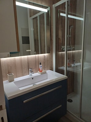Douche, sèche-cheveux, papier toilette