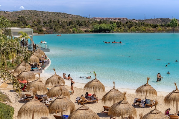 Nära stranden och solstolar