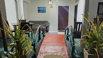 Kamar Double atau Twin Deluks, pemandangan kebun | Area keluarga | Monitor komputer