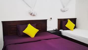 Deluxe kamer, 1 twee- of 2 eenpersoonsbedden, uitzicht op tuin | Een kluis op de kamer, een bureau, een laptopwerkplek