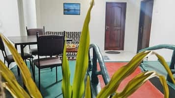 Deluxe-værelse med dobbeltseng eller 2 enkeltsenge - udsigt til have | Opholdsområde | Computerskærme