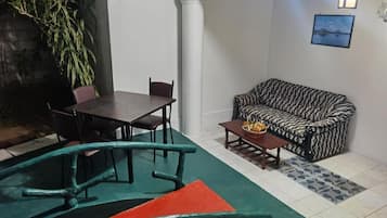 Deluxe-værelse med dobbeltseng eller 2 enkeltsenge - udsigt til have | Opholdsområde | Computerskærme