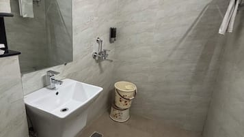 Deluxe Room, City View | Bathroom