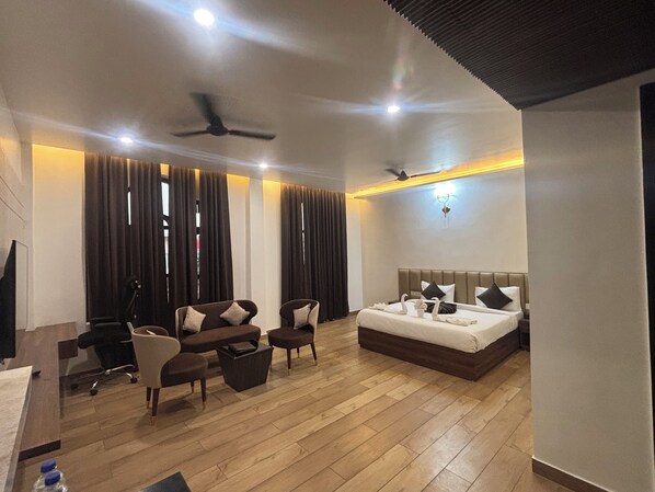 Presidential Room | Iron/ironing board, free WiFi
