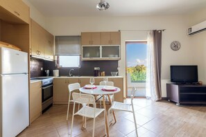 Refrigerador, horno, parrilla de estufa y cafetera y tetera