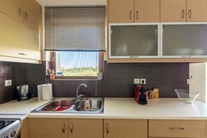 Réfrigérateur, four, plaque de cuisson, cafetière/bouilloire
