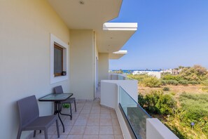 Outdoor dining - Stella by Hospi (Kato Gouves)