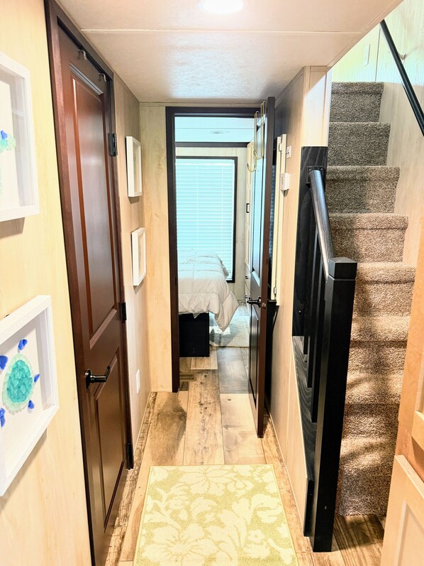 2 bedrooms, desk, WiFi, bed sheets