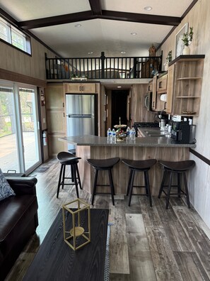 冷蔵庫、電子レンジ、オーブン、コンロ