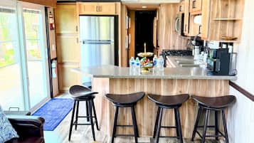 Réfrigérateur, micro-ondes, four, plaque de cuisson