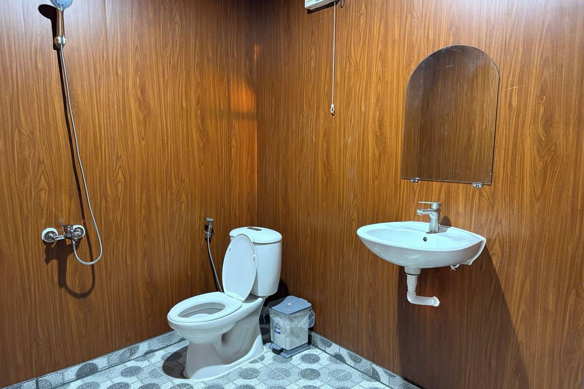 Quadruple Room, Mixed Dorm | Bathroom | Free toiletries, hair dryer, slippers, soap