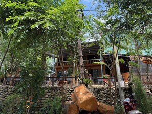 Vista frontal de la propiedad