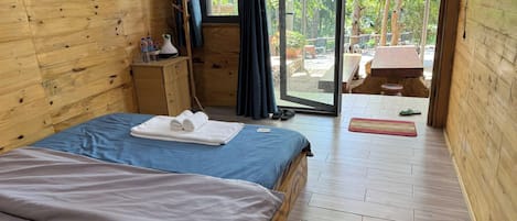 Habitación doble de uso individual, vista al patio | Wifi gratis