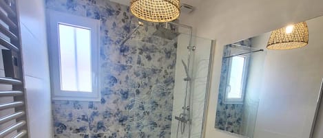 Séchoir à cheveux, papier de toilette