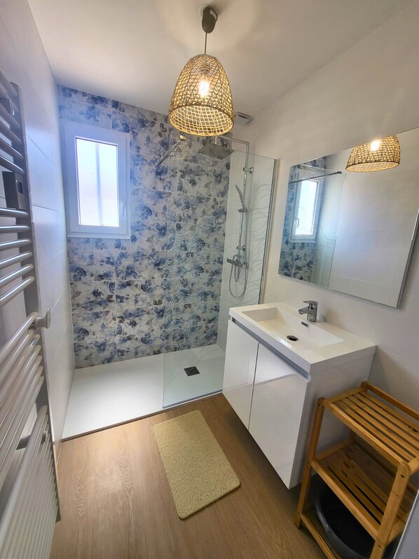 Secadora de cabello y papel de baño