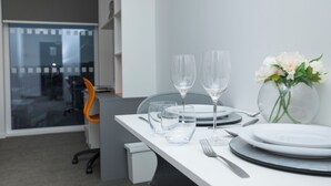 Studio, Bebas Asap Rokok | Makan di kamar