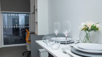 Studio, Non Smoking | In-room dining
