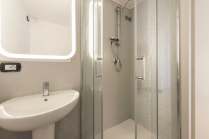 Regadera, secadora de cabello, bidet, toallas 