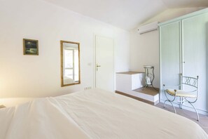 3 bedrooms, travel crib