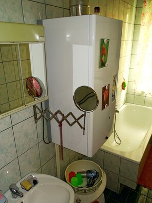 Haartrockner, Handtücher, Toilettenpapier