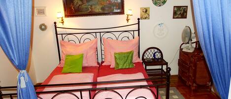 8 bedrooms, WiFi, bed sheets