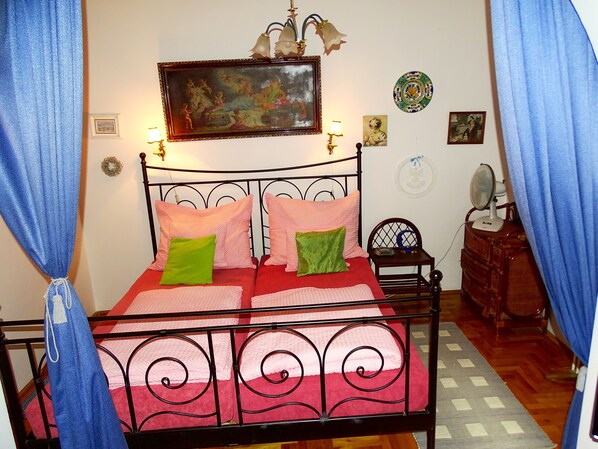 8 bedrooms, WiFi, bed sheets