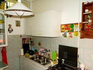 Micro-ondes, four, plaque de cuisson