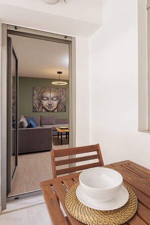 2 Bedroom Deluxe Apartment with Balcony | Terrasse/gårdhave