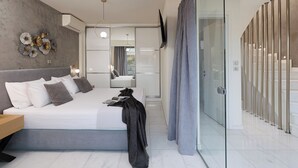 Superior Apartment with City View | Széf a szobában és laptophoz jól használható munkafelület