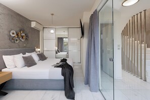Superior Apartment with City View | 客房內保險箱、獨特裝潢、布置獨特、筆電工作空間