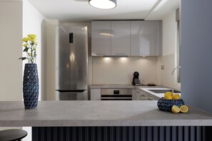 Apartament Deluxe | Cuina privada | Frigorífic gran, microones, forn i placa de cuina 