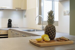 Apartament Deluxe | Cuina privada | Frigorífic gran, microones, forn i placa de cuina 