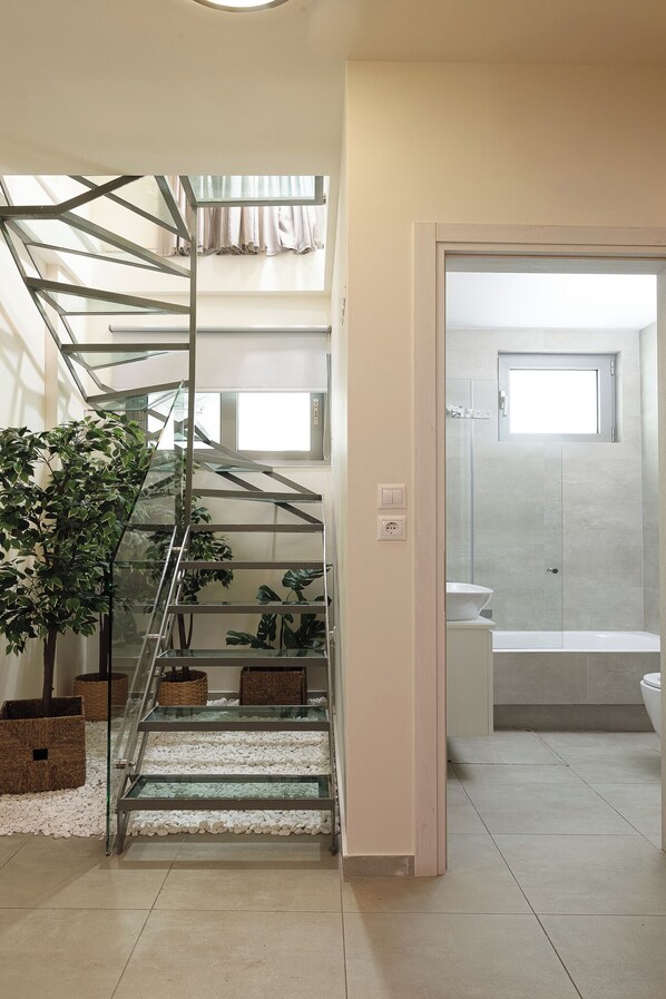 Apartament Deluxe | Bany | Banyera, assecador de cabells, tovalloles i sabó 