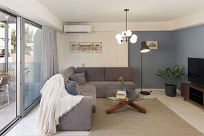 One Bedroom Deluxe Apartment with Balcony | Living area - Regal Boutique Suites Athens (Athens)