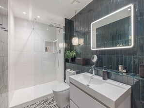 Dusche, Haartrockner, Handtücher