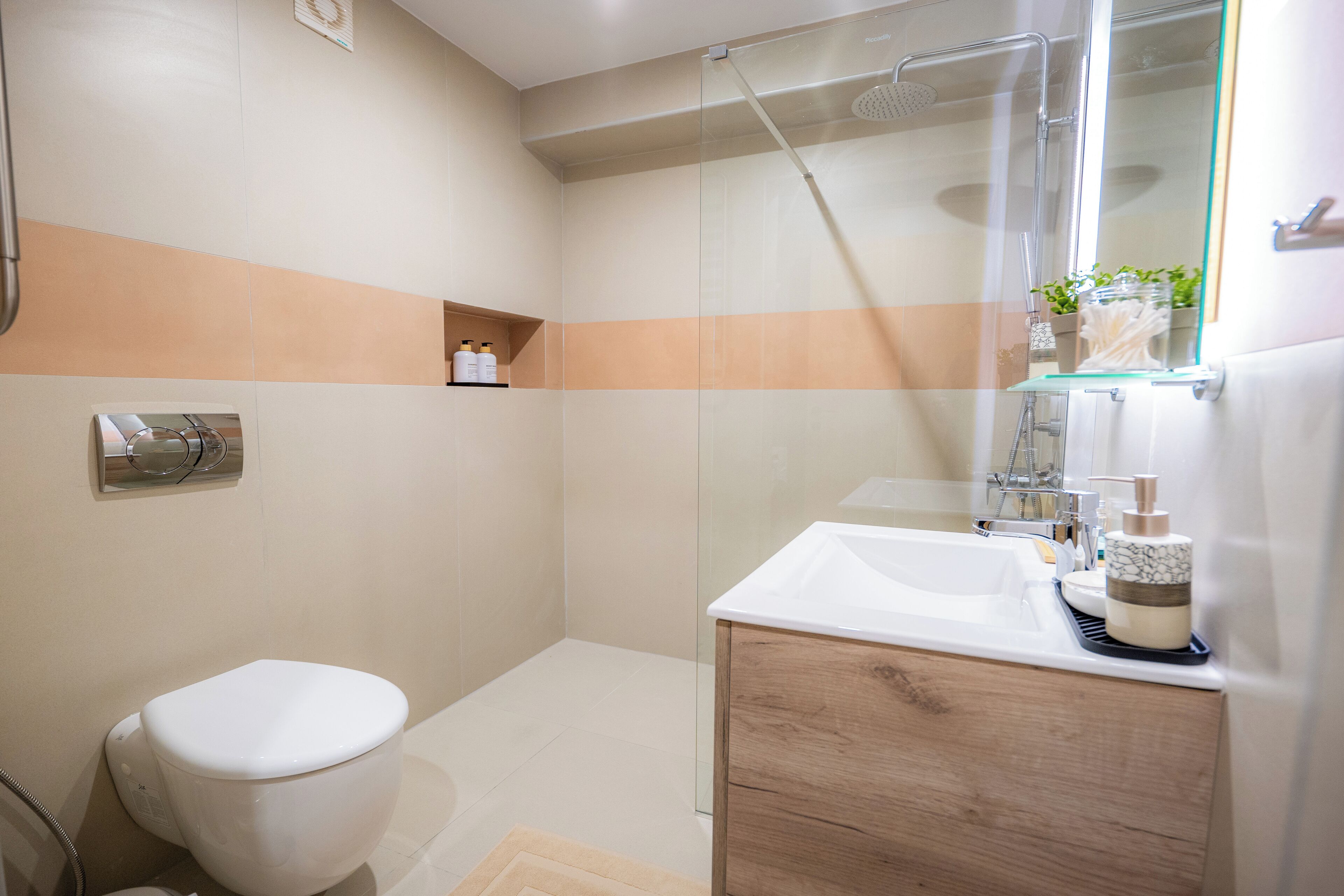 Un baño moderno con inodoro, ducha y lavamanos.