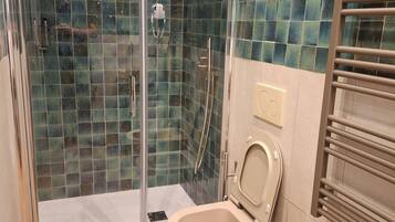 Badezimmer | Dusche, kostenlose Toilettenartikel, Handtücher, Seife