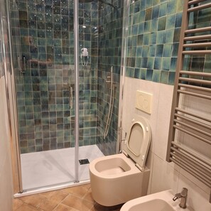 Badezimmer | Dusche, kostenlose Toilettenartikel, Handtücher, Seife