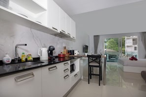 Appartement Exclusif, balcon, vue piscine | Cuisine privée | Bouilloire électrique