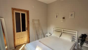 Desk, laptop workspace, free WiFi