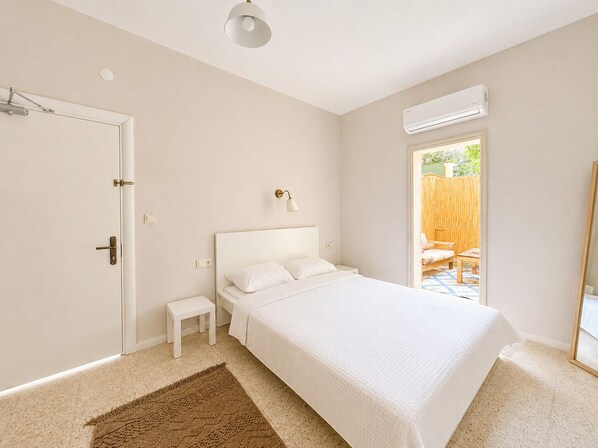 A bedroom with a bed, bedside table, and a window. - Sea Salt Inn & Kitchene (Kemer)
