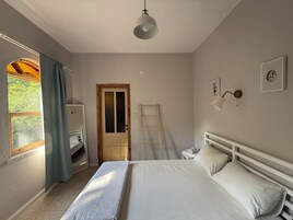 Escritorio, espacio para trabajar con laptop y wifi gratis 