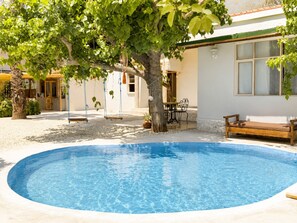A swimming pool with a wooden deck, a bench, and a table with chairs. - Sea Salt Inn & Kitchene (Kemer)